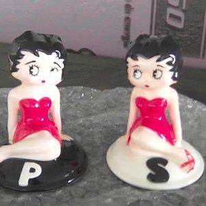 Betty boop salt and pepper shakers 4 inches high